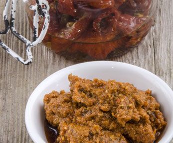 Come fare il pesto alla siciliana con pomodori secchi Come fare il pesto alla siciliana con pomodori secchi