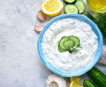 La salsa tzatziki con il succo di limone La salsa tzatziki con il succo di limone