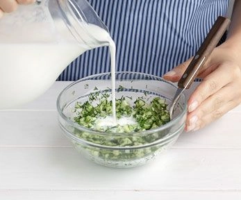 Come preparare la salsa tzatziki Come preparare la salsa tzatziki