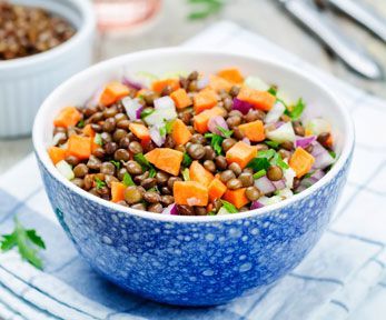 Come realizzare insalate con le verdure invernali e i cereali