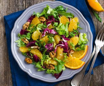 Come realizzare insalate con le verdure invernali e la frutta secca