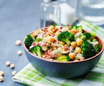 Come realizzare insalate con le verdure invernali e i legumi