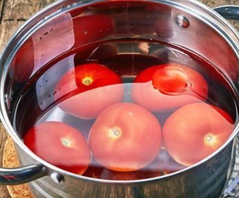 Spellare i pomodori con l'acqua bollente