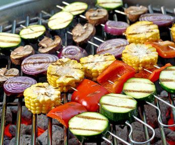 Come cucinare gli spiedini di verdure alla griglia