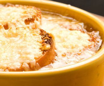 Come si fa la zuppa di cipolle alla francese