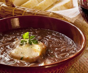 Come fare la zuppa di cipolle rosse