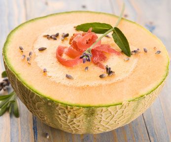 Come servire una zuppetta di melone con prosciutto croccante Come servire una zuppetta di melone con prosciutto croccante
