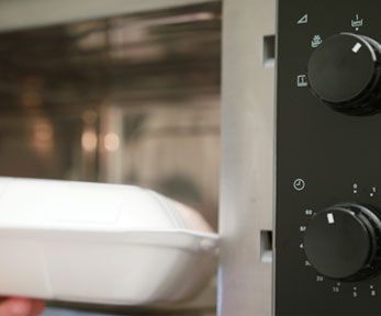 Le 10 cose da non mettere mai in microonde