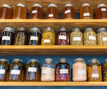 Consigli per sistemare le mensole in cucina