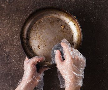 Come togliere il bruciato dalle pentole antiaderenti