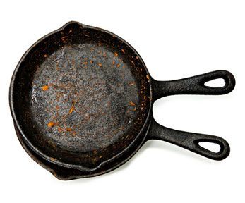 Come togliere il bruciato dalle pentole in ghisa