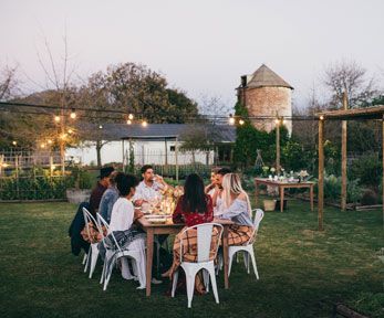 Cosa cucinare per una cena tra amici in giardino Cosa cucinare per una cena tra amici in giardino
