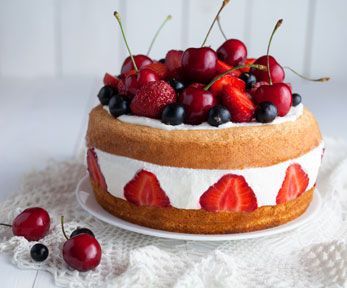 Come decorare una torta di compleanno con la panna e la frutta