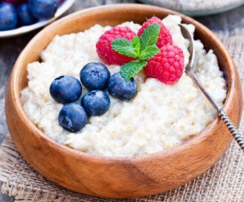 Il porridge con la frutta fresca Il porridge con la frutta fresca