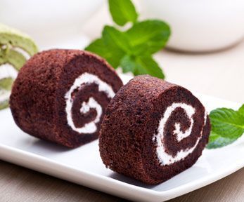 Rotolo di cioccolato con crema di latte Rotolo di cioccolato con crema di latte