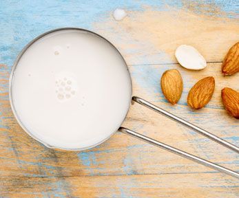 Come fare il latte di mandorla in casa