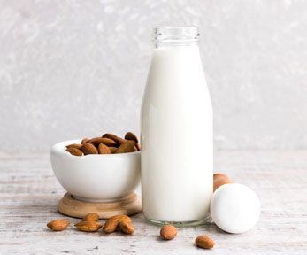 Latte di mandorla per la prima colazione