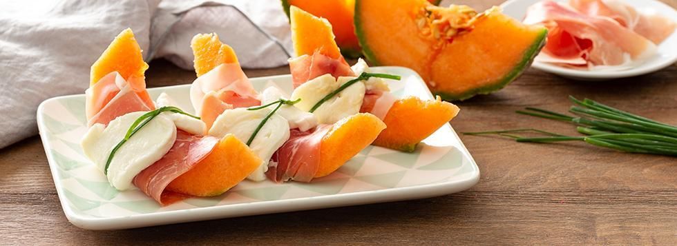 Involtini di melone con prosciutto e mozzarella
