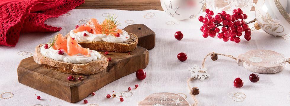 Tartine ai cereali con salmone e formaggio spalmabile  