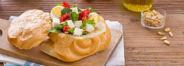 Insalata di mozzarella, uova sode e rucola in guscio di pane