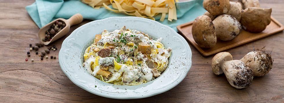 Tagliatelle funghi e salsiccia 