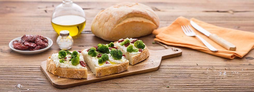 Crostini con broccoli, pomodori secchi e Formaggio Fresco  Spalmabile