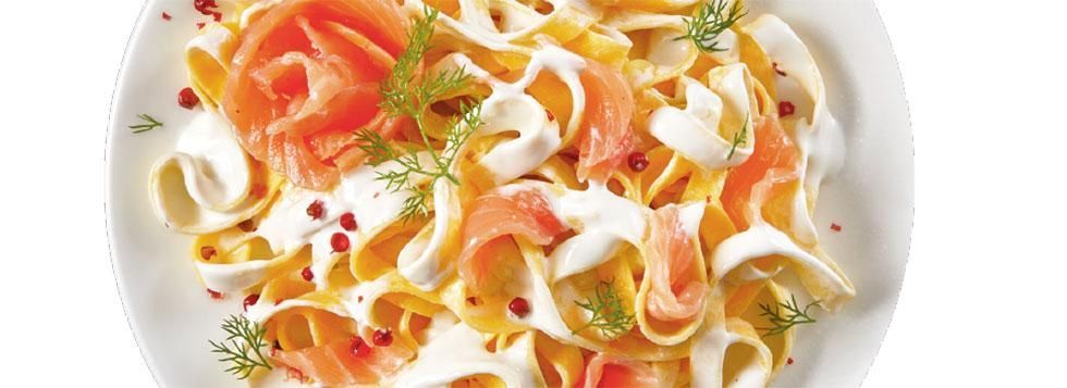 Tagliatelle mascarpone, salmone marinato all’arancia e pepe rosa