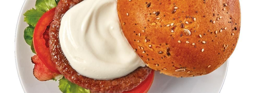 Hamburger con speck croccante, spinacino e salsa mascarpone