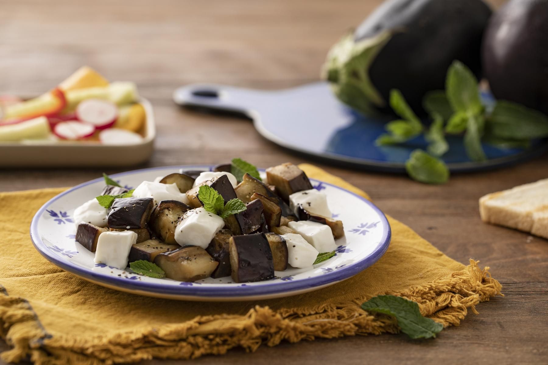 Melanzana in padella con olio mentuccia e riccioli di crescenza