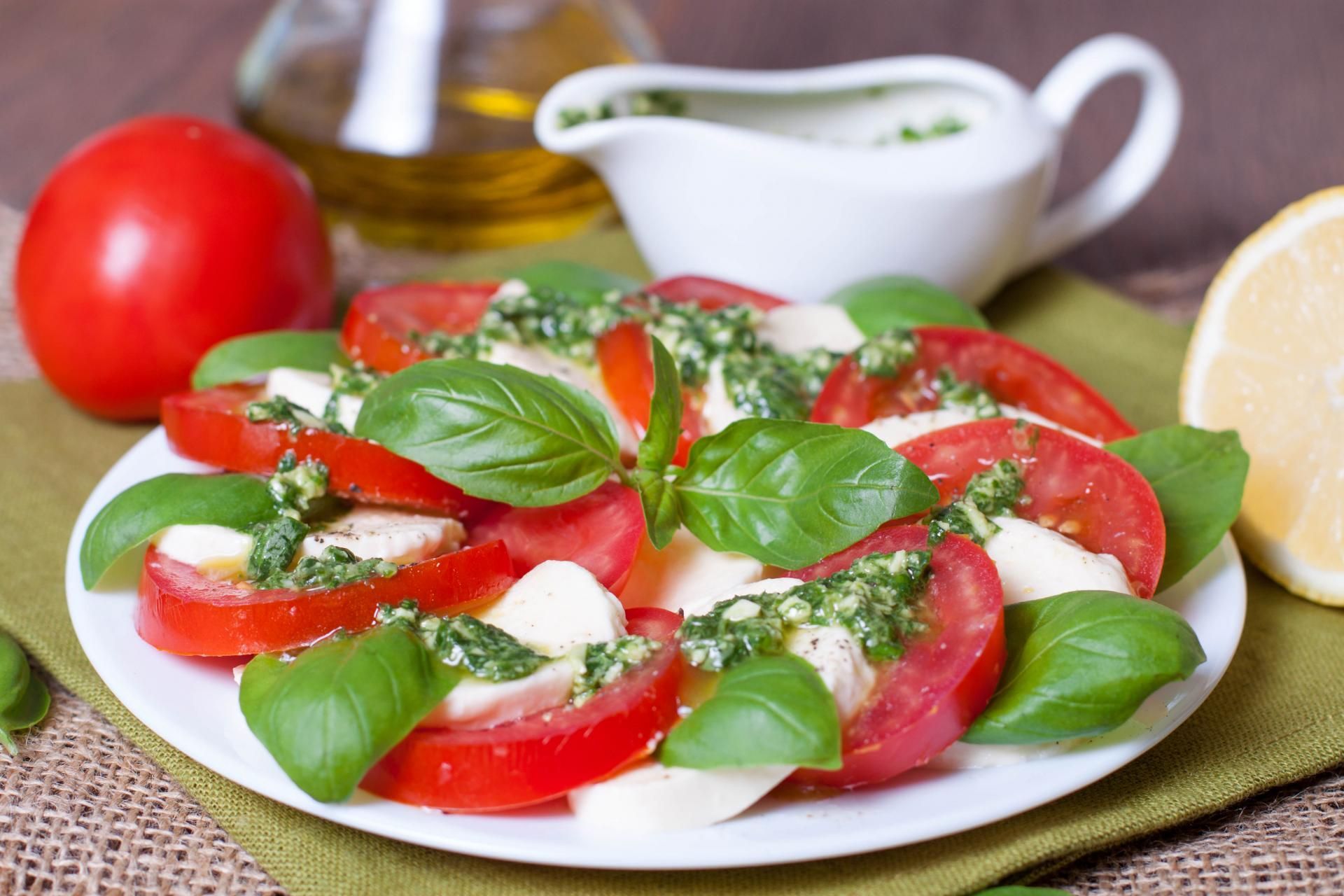 Pomodori e mozzarella con pesto