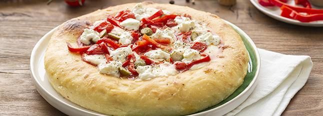 Pizza rossa peperoni e pomodori