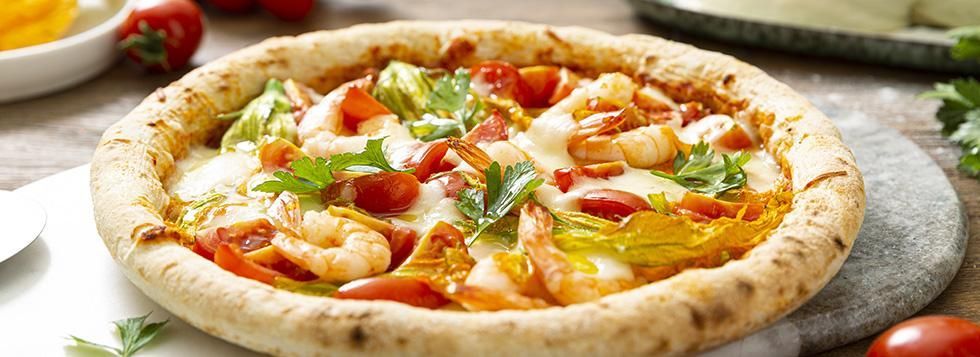 Pizza pomodorini, fiori di zucca e gamberetti
