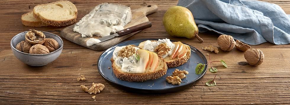 Crostino con pere, gorgonzola e noci