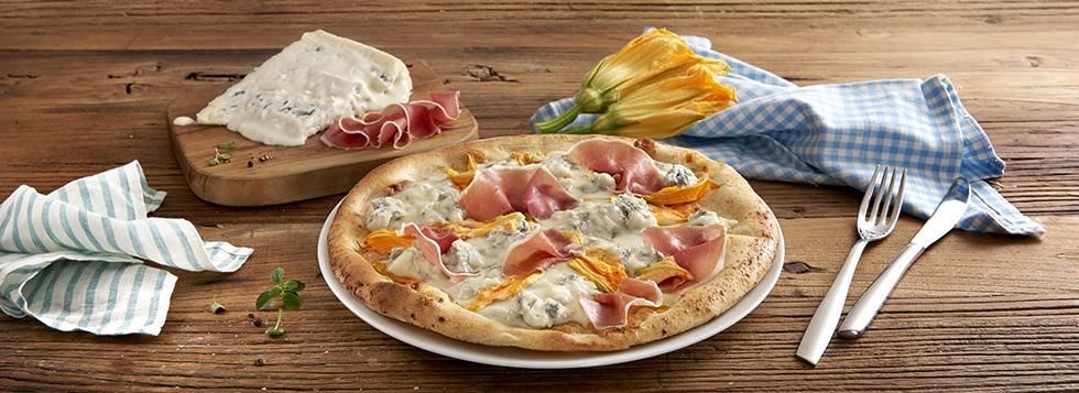 Pizza bianca con fiori di zucca, gorgonzola e crudo