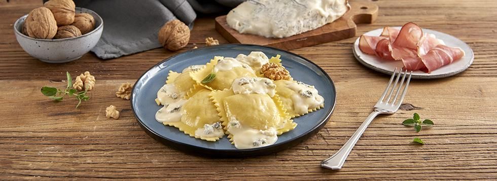 Ravioli di zucca con salsa al gorgonzola e noci