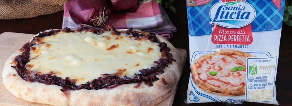 Pinsa con mozzarella e cipolle caramellate