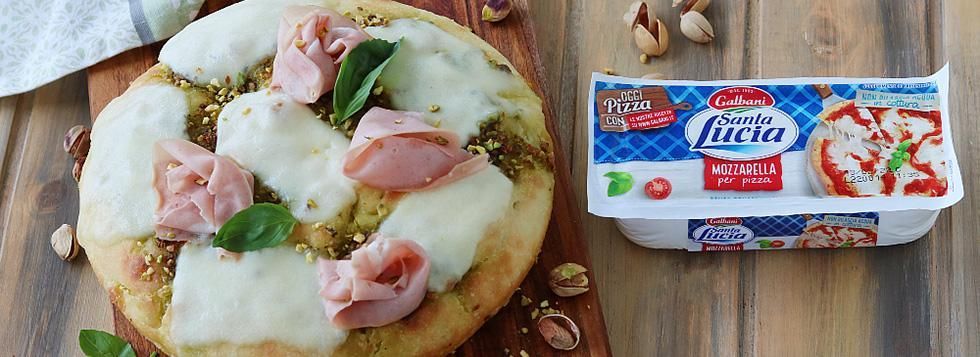 Focaccia con mortadella e al pesto di pistacchio
