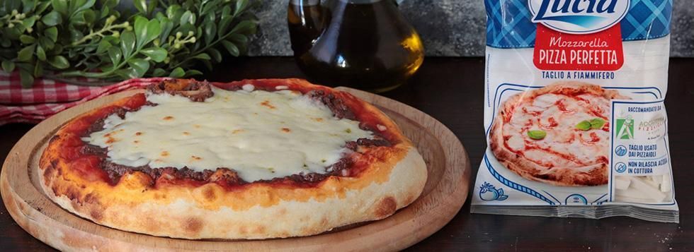 Pizza con paté di olive e mozzarella