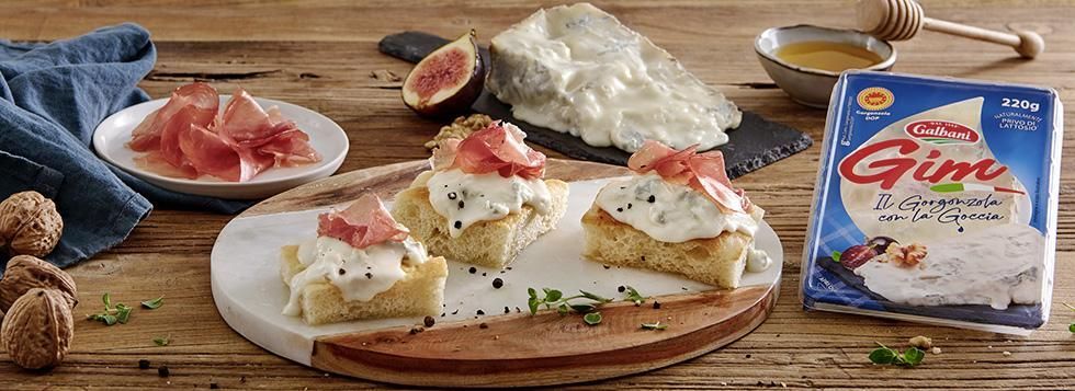 Cubetti di focaccia con zola, culatello e miele