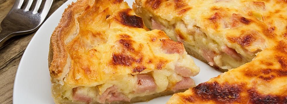 Torta salata con patate, prosciutto e scamorza