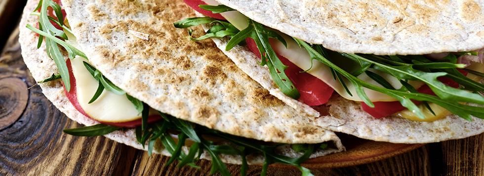 Piadina di farro con ricotta e verdure
