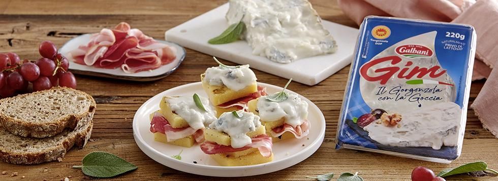 Polentine grigliate con crema di zola, pancetta morbida e salvia fritta