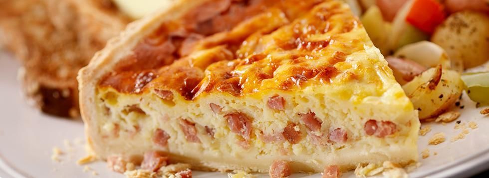 Torta salata con bacon e formaggio