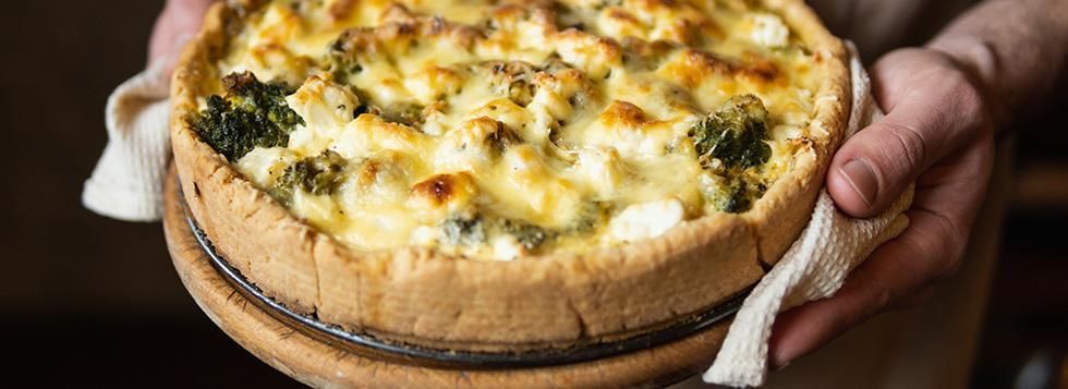Torta salata con cime di rapa e scamorza