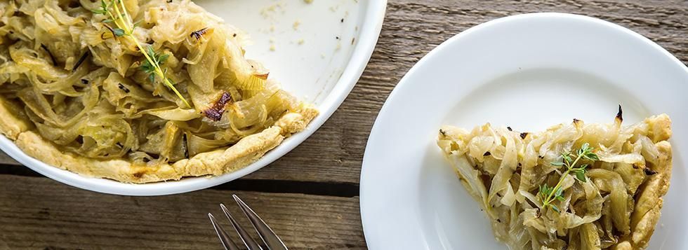 Torta salata con cipolle e scamorza