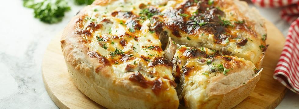 Torta salata con pollo e formaggio