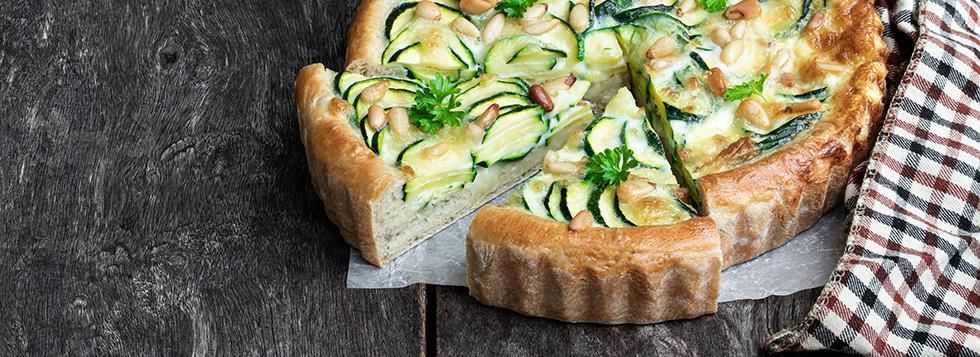 Torta salata con zucchine, feta e fiori