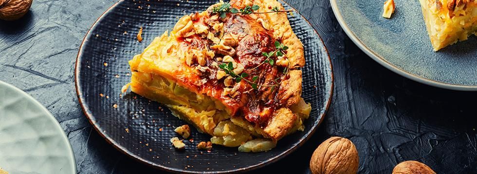 Torta salata con radicchio, scamorza e noci