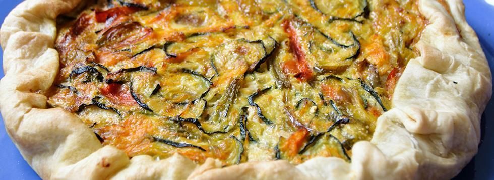 Torta salata con zucchine, pancetta e scamorza