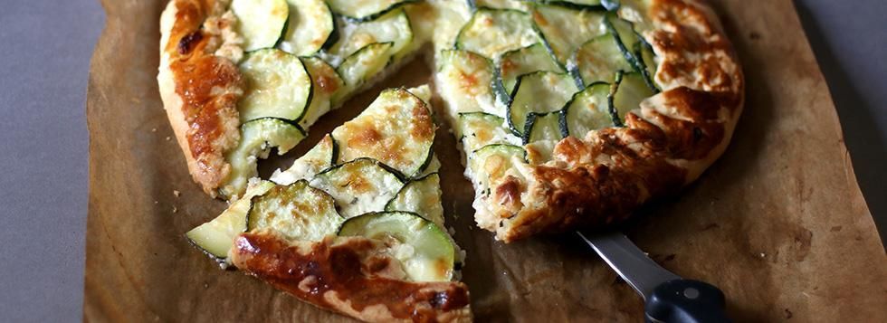 Torta salata con zucchine e scamorza affumicata